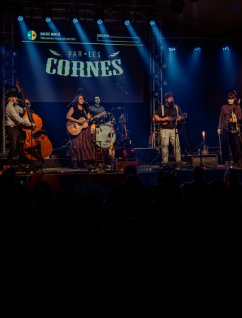 Le groupe Par Les Cornes sur scène